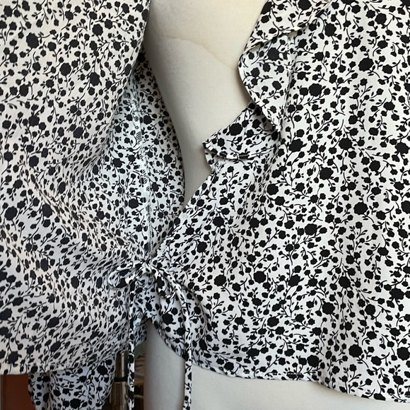 NWT by Chapter Ashley Gryre floral wrap top - Picture 4 of 7